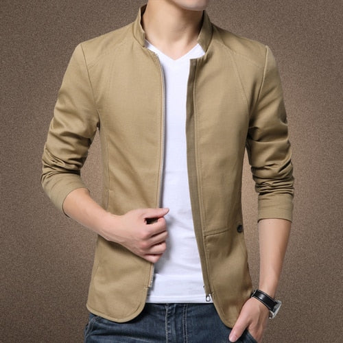 Chaqueta para hombre con cuello levantado.