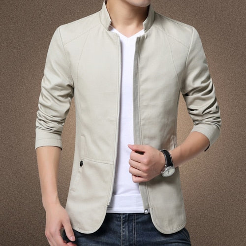 Chaqueta para hombre con cuello levantado.