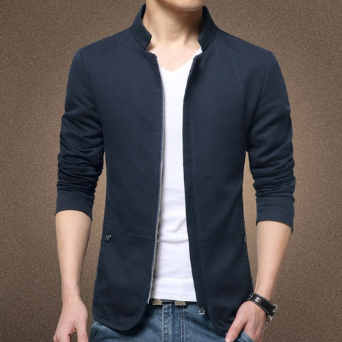 Chaqueta para hombre con cuello levantado.