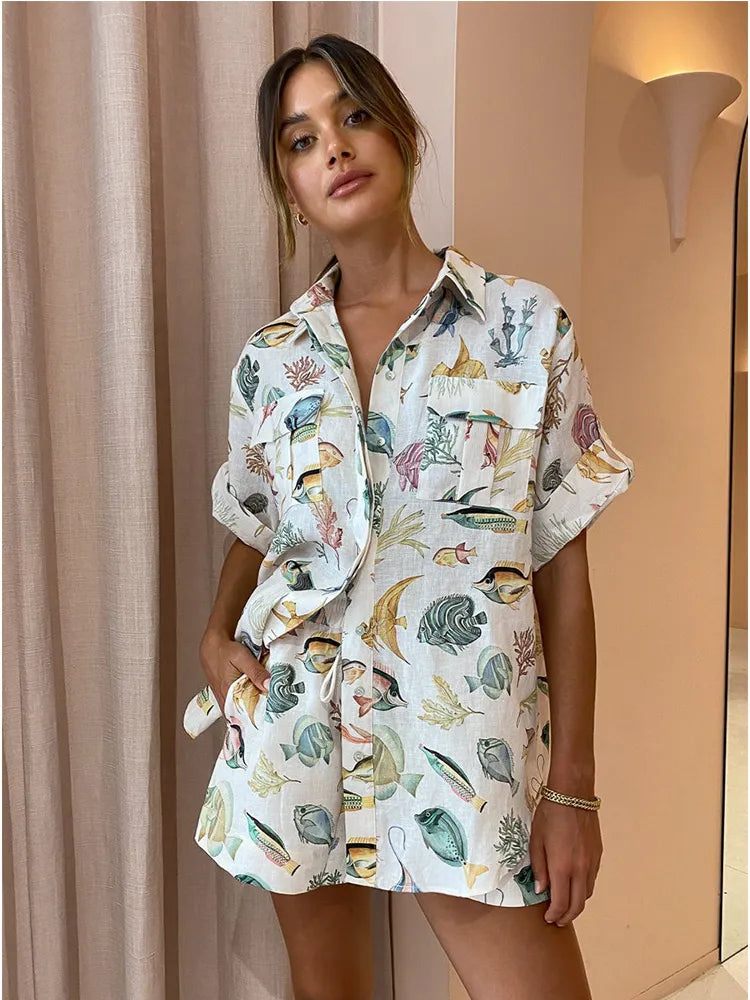 Conjunto 2 piezas con estampado de peces. Traje corto para mujer.