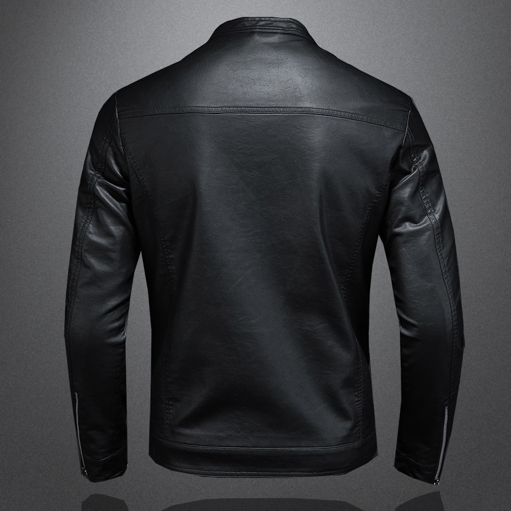 Chaqueta de cuero para hombre con cuello levantado.